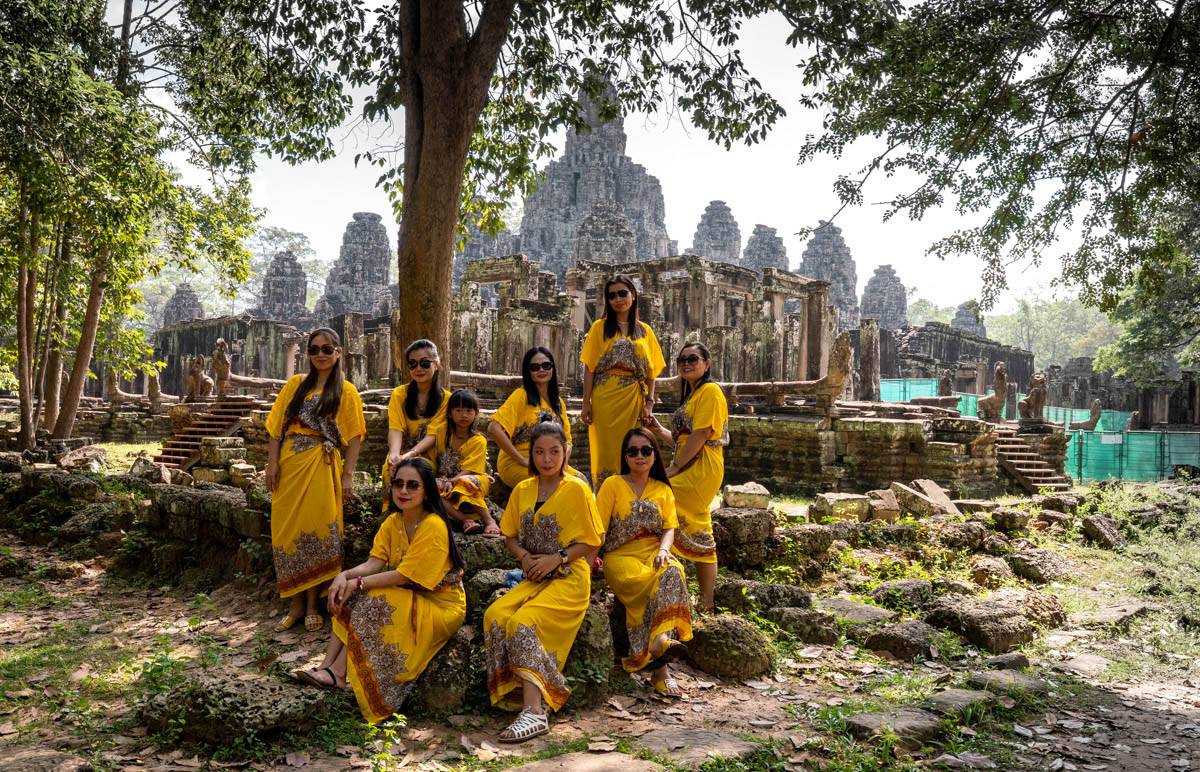 Crianças em Cambodja junto a bicicletas